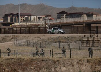 Agentes de la Guardia Nacional colocan un muro de alambre de púas a orillas del Río Grande en El Paso, Texas, en la frontera con Ciudad Juárez, Estado de Chihuahua, México, el 8 de marzo de 2023. (Foto de Herika Martinez / AFP)