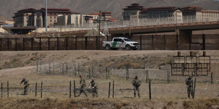 Agentes de la Guardia Nacional colocan un muro de alambre de púas a orillas del Río Grande en El Paso, Texas, en la frontera con Ciudad Juárez, Estado de Chihuahua, México, el 8 de marzo de 2023. (Foto de Herika Martinez / AFP)