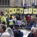 «¡Abajo la corona!», gritan los manifestantes antimonárquicos en Londres. Foto. Tomada de referencia