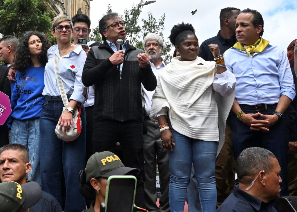 Petro «desesperado» pide a sus simpatizantes que respalden sus reformas