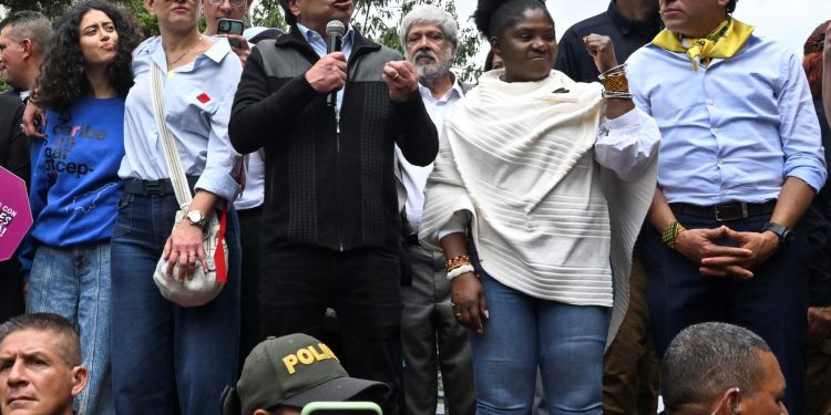 El presidente de Colombia, Gustavo Petro (centro), habla junto a la vicepresidenta de Colombia, Francia Márquez (2.° a la derecha), la primera dama de Colombia, Verónica Alcocer (2.° a la izquierda), su hija Sofía Petro (izquierda) y el presidente del Senado de Colombia, Alejandro López. (D), durante un mitin en apoyo a sus reformas sociales en Bogotá el 7 de junio de 2023. (Foto de Juan BARRETO / AFP)