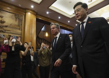 Antony Blinken, secretario de Estado de los Estados Unidos, conversa con Qin Gang, ministro de Relaciones Exteriores de China. Foto: AFP