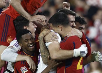 Jugadores españoles celebran después de ganar en la tanda de penaltis la Liga de Naciones. Foto: AFP