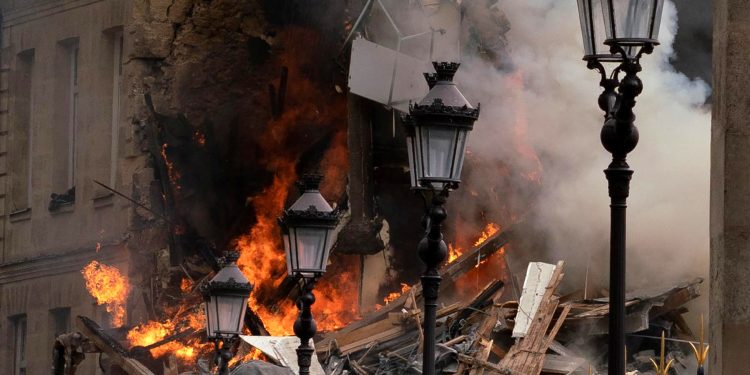 El humo sale de los escombros de un edificio en Place Alphonse-Laveran en el distrito 5 de París, el 21 de junio de 2023. - El 21 de junio de 2023 estalló un gran incendio de origen desconocido en un edificio en el centro de París, parte del cual se derrumbó , hiriendo al menos a una persona, según fuentes e imágenes de AFP. (Foto de ABDULMONAM EASSA / AFP)