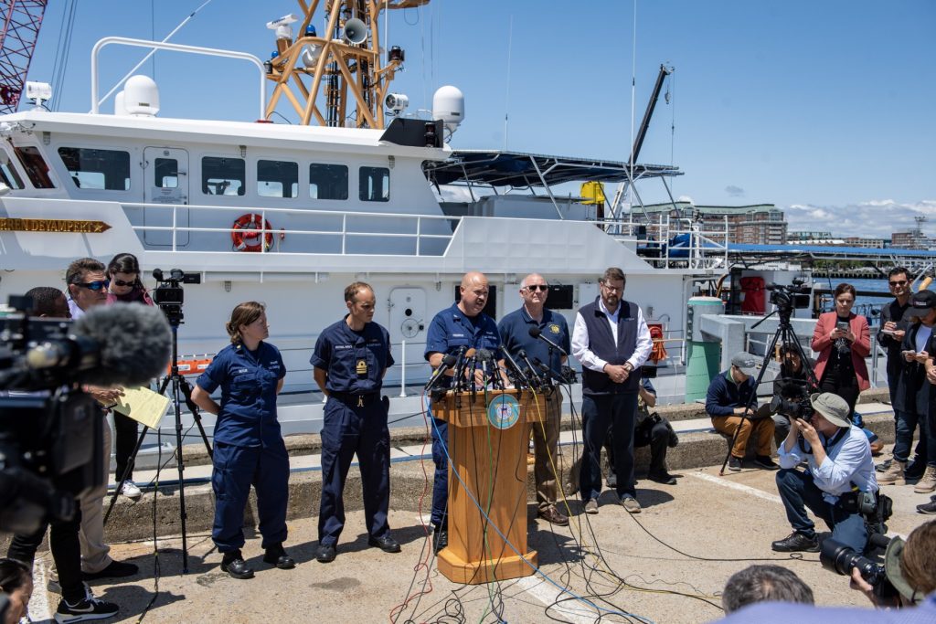El capitán de la Guardia Costera de EE. UU. (USCG), Jamie Frederick, habla con los periodistas sobre los esfuerzos de búsqueda del sumergible Titán que desapareció cerca de los restos del Titanic, en la Base de la Guardia Costera en Boston, Massachusetts, el 21 de junio de 2023.