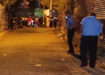 Agentes policiales investigan el asesinato de un guarda de seguridad en el barrio Villa Vallarta, en Managua. Foto: Cortesía.