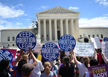 Los manifestantes se manifiestan en apoyo del derecho al aborto en la Corte Suprema de EE. UU. en Washington, DC, el 15 de abril de 2023. - Lejos de eliminar el aborto, el histórico cambio radical de la Corte Suprema de EE. UU. de hace un año ha creado una pesadilla para las mujeres.