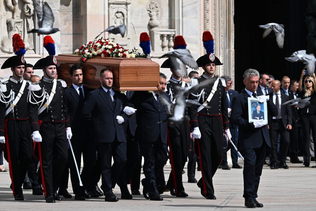 Miles rinden un último homenaje a Berlusconi en su funeral