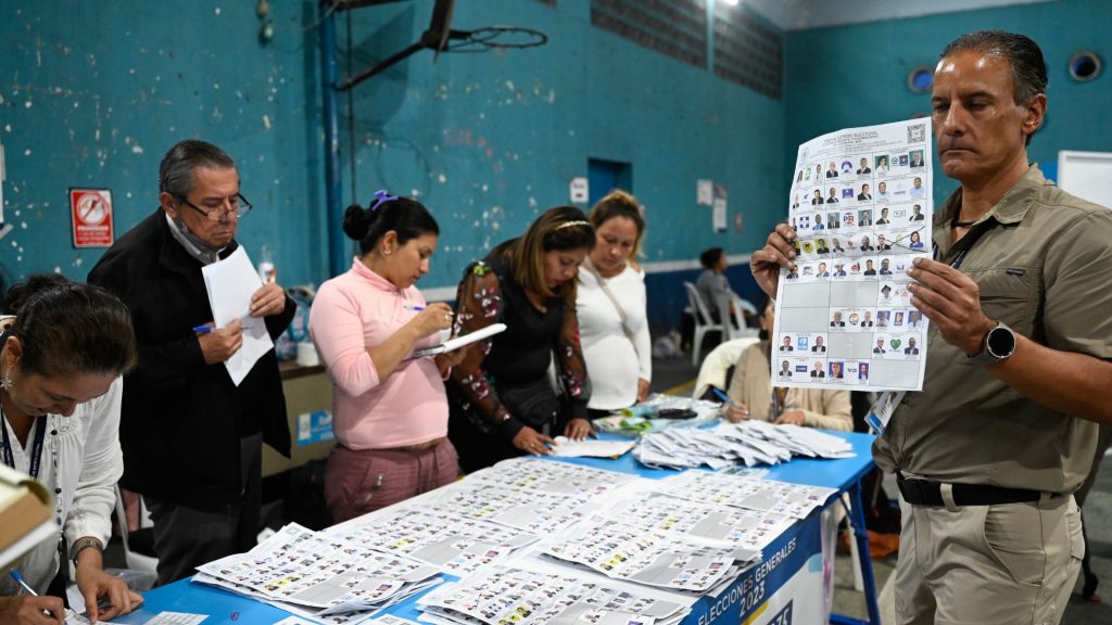 Un miembro del Tribunal Supremo Electoral de Guatemala realiza el conteo de votos tras las elecciones nacionales en Ciudad de Guatemala del 25 de junio de 2023. Foto: Artículo 66 / AFP