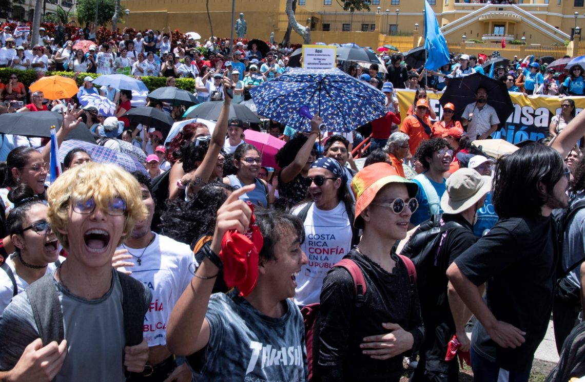 Miles de personas protestan en Costa Rica en defensa de la educación ...