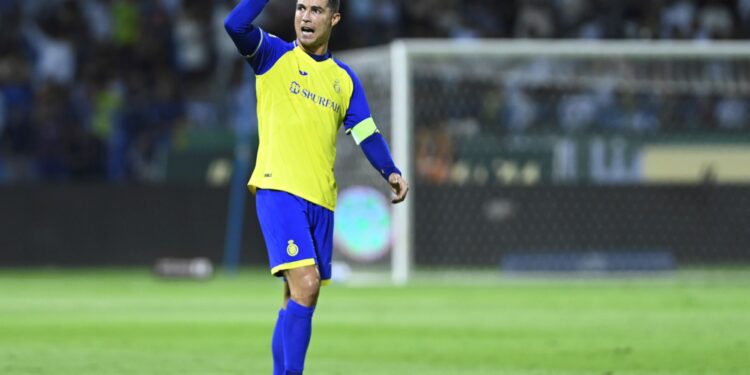 El delantero portugués de Nassr, Cristiano Ronaldo, gesticula durante el partido de fútbol de la Saudi Pro League entre Al-Nassr y Al-Ettifaq en el Estadio Príncipe Mohammed Bin Fahd en Dammam el 27 de mayo de 2023. (Foto de - / AFP)