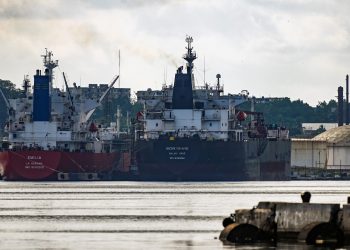 El buque tanque químico y petrolero mexicano Bicentenario en la refinería de petróleo Ñico López en La Habana el 8 de junio de 2023.