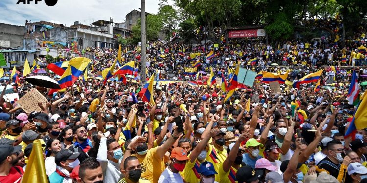 Miles protestan en Colombia contra las reformas del gobierno de Petro