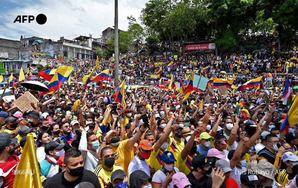 Miles protestan en Colombia contra las reformas del gobierno de Petro