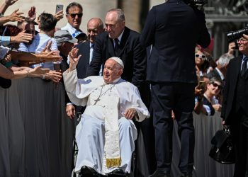 Pope Francis waves to attendees as he leaves at the end of the weekly general audience on June 7, 2023 at St. Peter's square as in The Vatican. - Pope Francis will undergo an operation for an abdominal hernia on June 7 at a Rome hospital, where he is expected to stay for "several days", the Vatican said. (Photo by Andreas SOLARO / AFP)