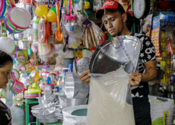 A pesar de la ligera disminución de precios, los nicaragüenses siguen sintiendo el alto costo de adquirir alimentos. Foto: Cortesía