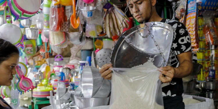 A pesar de la ligera disminución de precios, los nicaragüenses siguen sintiendo el alto costo de adquirir alimentos. Foto: Cortesía