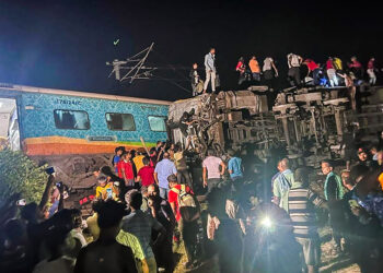 Catástrofe en la India: Choque de trenes deja 120 muertos y más de 850 heridos