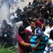 Votantes que protestan chocan con agentes de policía frente a un centro de votación que permanece cerrado tras presuntas amenazas e irregularidades durante las elecciones generales, en San José del Golfo, en las afueras del norte de la Ciudad de Guatemala el 25 de junio de 2023. Residentes de dos municipios guatemaltecos se enfrentaron a agentes de policía que lanzaron gases lacrimógenos para disolver las protestas por supuestas anomalías en las elecciones generales del domingo, dijeron las autoridades. Los hechos ocurrieron en San José del Golfo, en la periferia nororiental de la capital, donde se suspendió la votación, así como en San Martín Zapotitlán, al sur de Ciudad de Guatemala, según informó el ente electoral. (Foto por Johan ORDONEZ / AFP)
