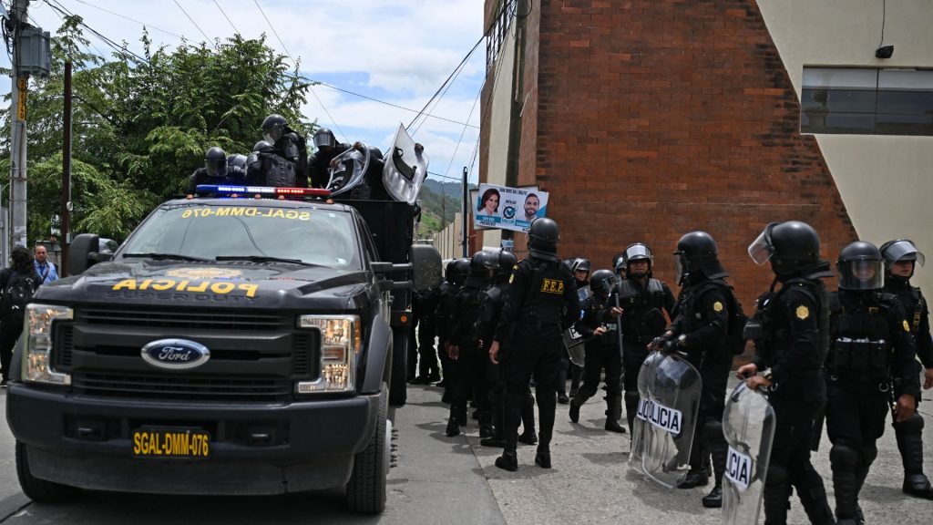 Las fuerzas de seguridad montan guardia frente a un centro de votación que permanece cerrado tras presuntas amenazas e irregularidades durante las elecciones generales. Foto: Artículo 66 / AFP