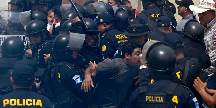 Disturbios en Guatemala por supuestas anomalías en elecciones. Foto: Artículo 66 / AFP