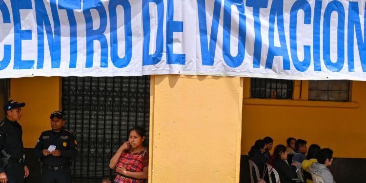 Guatemaltecos votan en medio de denuncias de «compra de votos». Foto: Artículo 66 / AFP