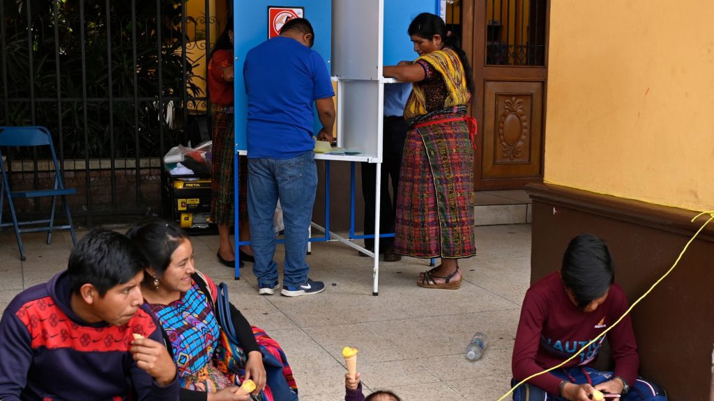 Guatemaltecos votan en medio de denuncias de «compra de votos». Foto: Artículo 66 / AFP