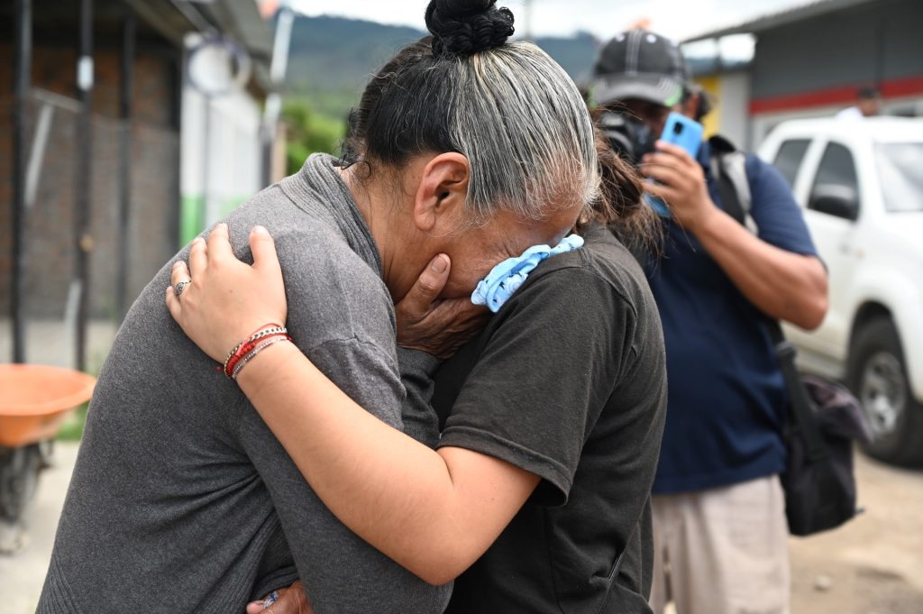 Familiares de reclusas de la prisión del Centro de Adaptación Social de la Mujer (CEFAS) lloran afuera del centro de detención después de un incendio luego de una pelea entre reclusas en Tamara, a unos 25 kilómetros de Tegucigalpa, Honduras, el 20 de junio de 2023. - Enfrentamientos entre pandillas rivales en Una cárcel de mujeres en Honduras dejó al menos 41 muertos el martes, dijo la policía a la AFP. Los hechos de violencia tuvieron lugar en una prisión a unos 25 kilómetros (unas 15 millas) al norte de la capital Tegucigalpa, según el vocero policial Edgardo Barahona, quien estimó la cifra "preliminar" en 41. (Foto de Orlando SIERRA / AFP)