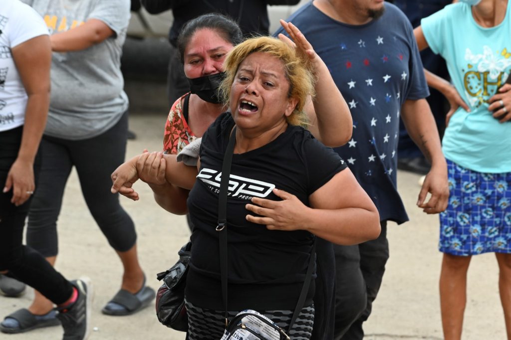 La madre de una de las internas del centro penitenciario de Adaptación Social de la Mujer (CEFAS) lamenta la muerte de su hija afuera del centro de detención luego de un incendio luego de una reyerta entre reclusas en Tamara, a unos 25 kilómetros de Tegucigalpa, Honduras, el 20 de junio. , 2023. - Los enfrentamientos entre bandas rivales en una prisión de mujeres en Honduras dejaron al menos 41 muertos el martes, dijo la policía a la AFP. Los hechos de violencia tuvieron lugar en una prisión a unos 25 kilómetros (unas 15 millas) al norte de la capital Tegucigalpa, según el vocero policial Edgardo Barahona, quien estimó la cifra "preliminar" en 41. (Foto de Orlando SIERRA / AFP)