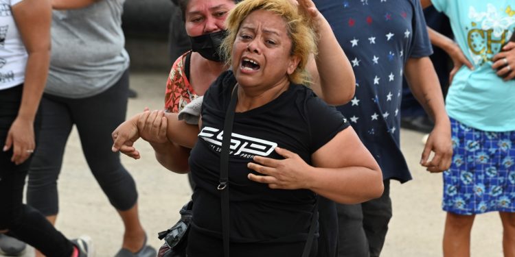 La madre de una de las internas del centro penitenciario de Adaptación Social de la Mujer (CEFAS) lamenta la muerte de su hija afuera del centro de detención luego de un incendio luego de una reyerta entre reclusas en Tamara, a unos 25 kilómetros de Tegucigalpa, Honduras, el 20 de junio. , 2023. - Los enfrentamientos entre bandas rivales en una prisión de mujeres en Honduras dejaron al menos 41 muertos el martes, dijo la policía a la AFP. Los hechos de violencia tuvieron lugar en una prisión a unos 25 kilómetros (unas 15 millas) al norte de la capital Tegucigalpa, según el vocero policial Edgardo Barahona, quien estimó la cifra "preliminar" en 41. (Foto de Orlando SIERRA / AFP)