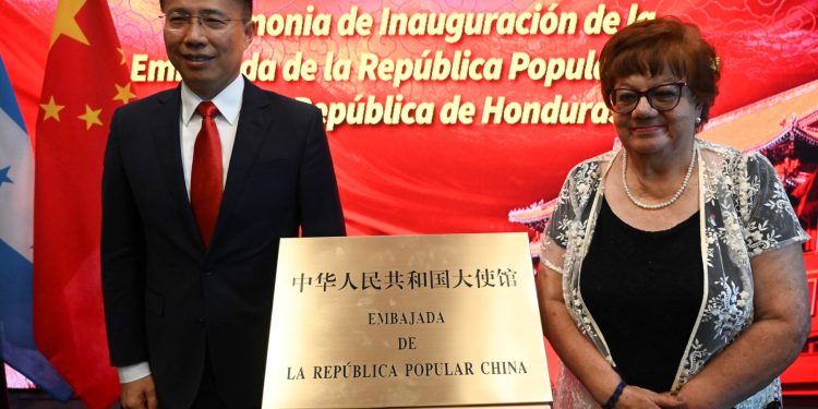 El asesor del gobierno de China, Yu Bo (izquierda), posa con la segunda designada presidencial de Honduras, Doris Gutiérrez, durante la inauguración de la embajada china en Tegucigalpa el 5 de junio de 2023.
