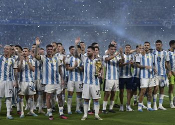 El delantero argentino Lionel Messi (C) sostiene una réplica del trofeo de la Copa del Mundo junto a sus compañeros de equipo durante una ceremonia de reconocimiento a los jugadores ganadores de la Copa del Mundo, luego del partido amistoso de fútbol entre Argentina y Curazao en el estadio Madre de Ciudades en Santiago del Estero, en el norte de Argentina, el 28 de marzo de 2023.