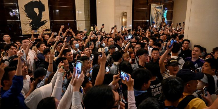 Los fanáticos chinos esperan a los miembros del equipo de fútbol de Argentina en el vestíbulo del hotel donde se hospeda el equipo en Beijing el 10 de junio de 2023. Estadio. (Foto de Jade GAO / AFP)