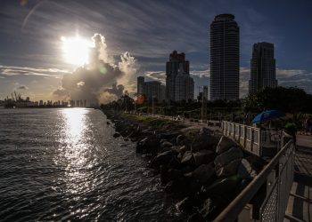 Vista del canal de entrada de la Bahía de Miami en Miami, Florida, durante una ola de calor el 26 de junio de 2023. (Foto de Giorgio Viera / AFP)