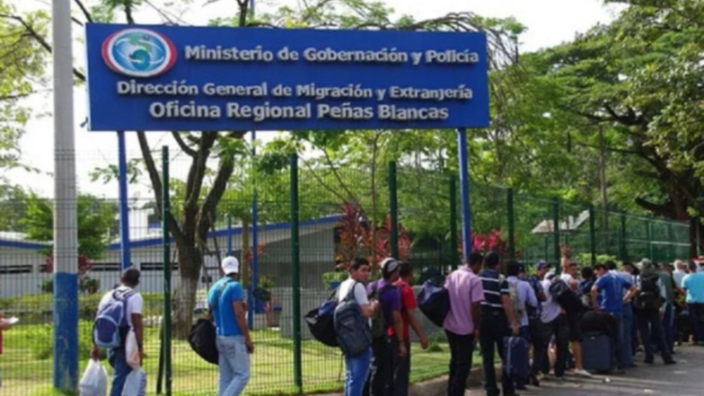 Presidente de Costa Rica quiere más dinero usando como pretexto a los refugiados