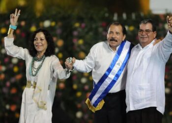 Rosario Murillo, Daniel Ortega y Omar Halleslevens durante la toma de posesión de 2012. Foto: Tomada de LP
