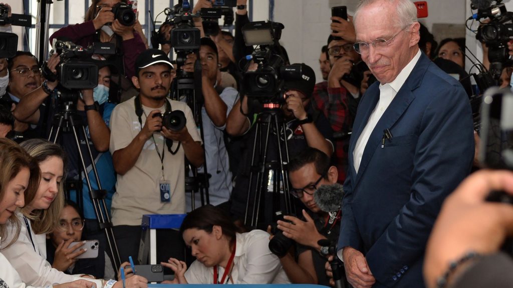 El candidato presidencial guatemalteco por el partido Cabal, Edmond Mulet (R), vota en un colegio electoral en la Ciudad de Guatemala el 25 de junio de 2023, durante las elecciones generales. Foto: Artículo 66 / AFP
