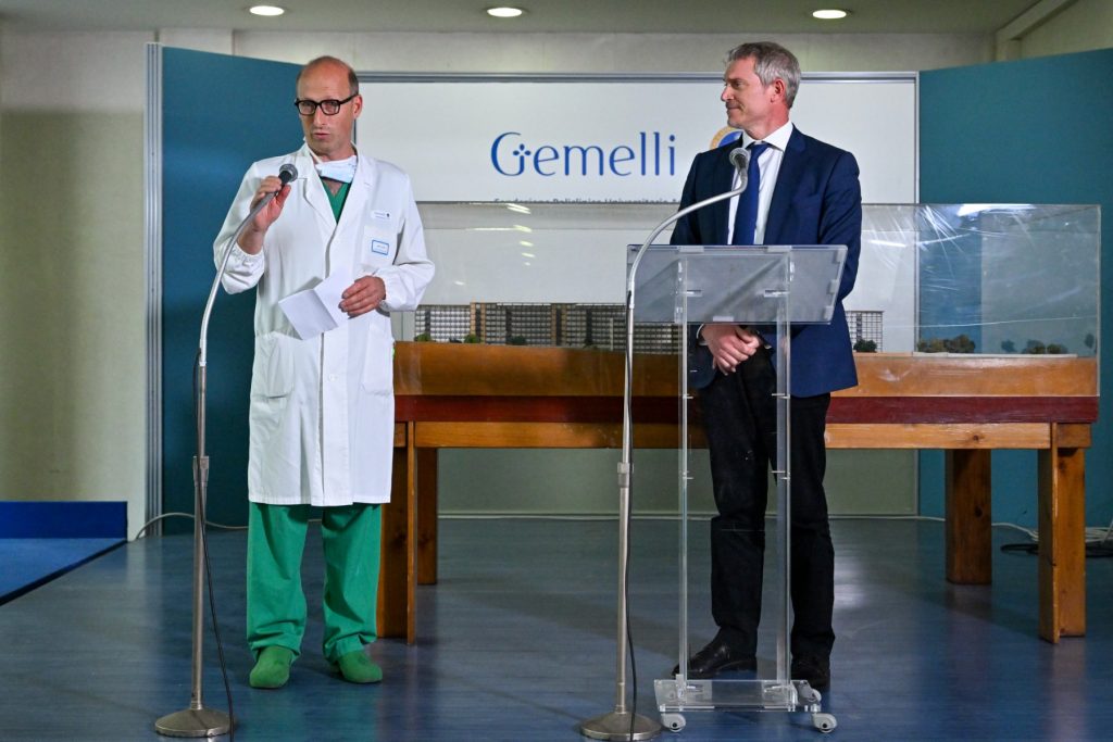 El papa sale «sin complicaciones» del quirófano por una operación de hernia abdominal