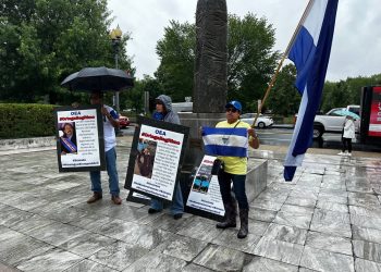 Manifestantes de organizaciones nicaragüenses como: Freedom Fire Nicaragua y Los Autoconvocados de Miami en plena jornada de protestas en las afueras de la sede de la OEA, en Washington.