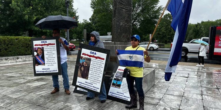 Manifestantes de organizaciones nicaragüenses como: Freedom Fire Nicaragua y Los Autoconvocados de Miami en plena jornada de protestas en las afueras de la sede de la OEA, en Washington.