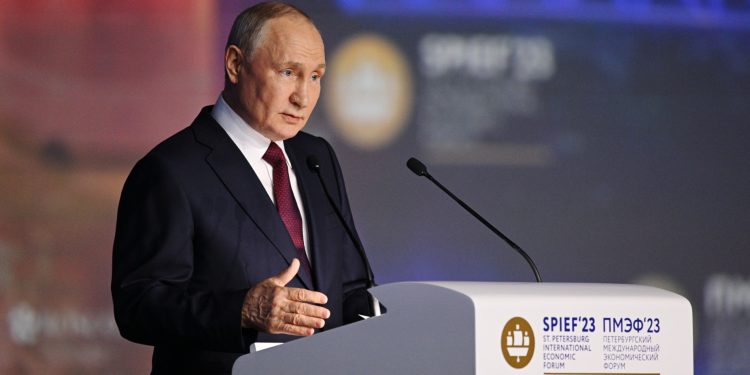 El presidente ruso Vladimir Putin da un discurso en una sesión plenaria del Foro Económico Internacional de San Petersburgo (SPIEF) en San Petersburgo el 16 de junio de 2023. (Foto de Ramil SITDIKOV / SPUTNIK / AFP)