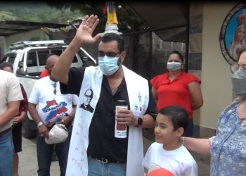 El padre Rafael Ríos bendice una actividad con militantes y autoridades municipales.