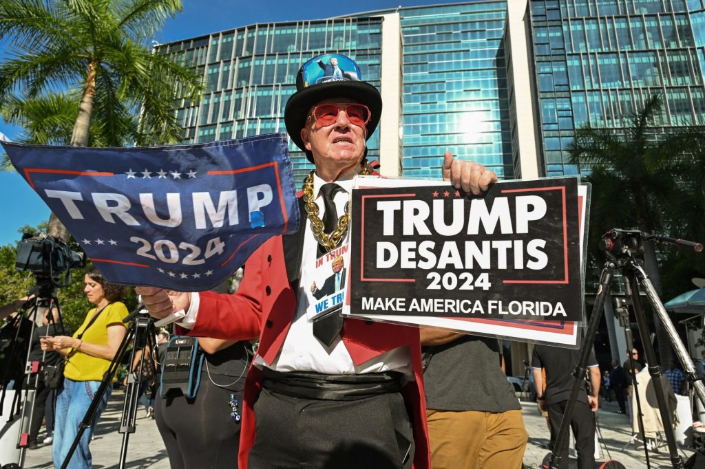 Gregg Donovan muestra su apoyo frente al Palacio de Justicia de los Estados Unidos Wilkie D. Ferguson Jr. antes de la lectura de cargos del expresidente Donald Trump en Miami, Florida, el 13 de junio de 2023.