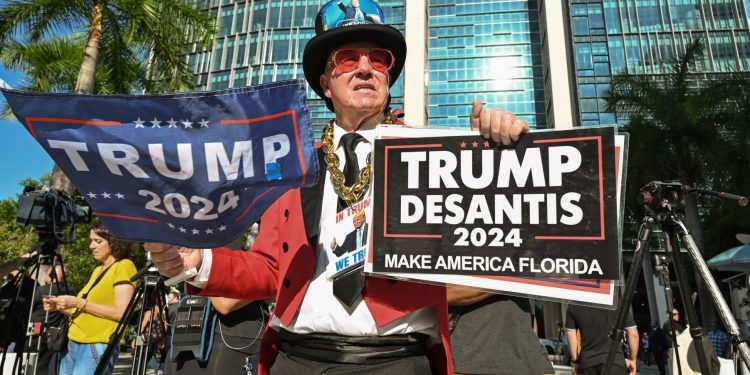 Gregg Donovan muestra su apoyo frente al Palacio de Justicia de los Estados Unidos Wilkie D. Ferguson Jr. antes de la lectura de cargos del expresidente Donald Trump en Miami, Florida, el 13 de junio de 2023.