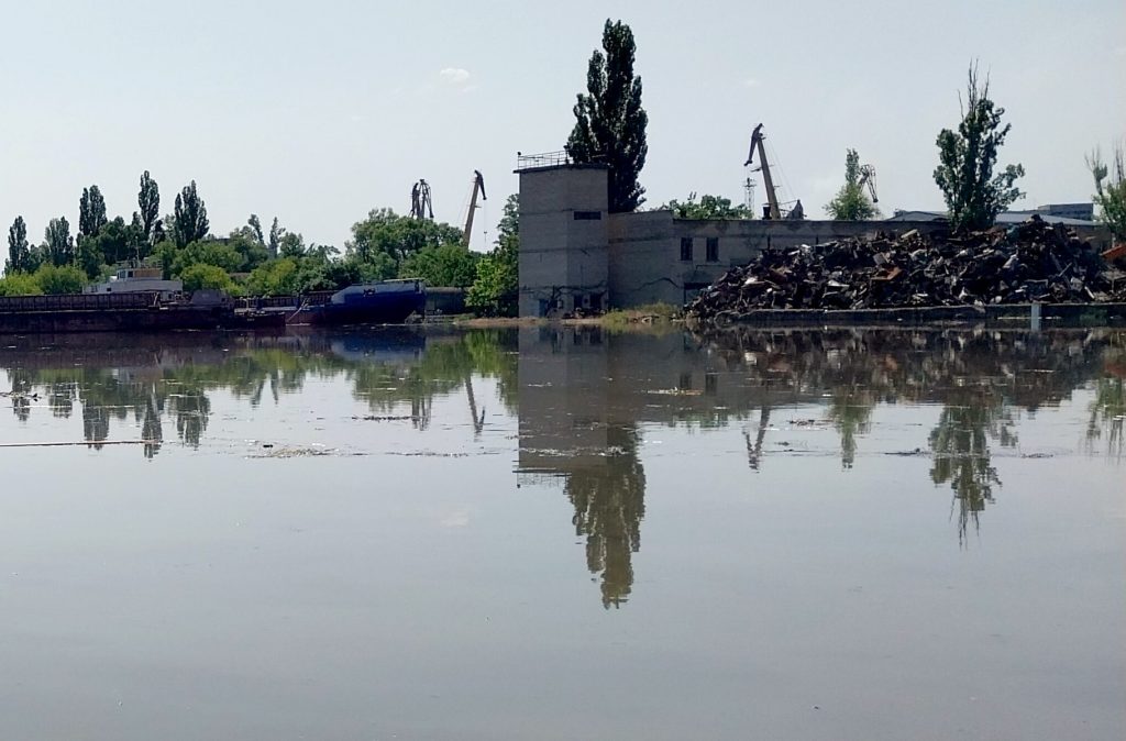 Esta vista general muestra un área parcialmente inundada de Kherson el 6 de junio de 2023, luego de los daños sufridos en la represa hidroeléctrica Kakhovka. - Una presa rusa en el sur de Ucrania resultó dañada el 6 de junio, y Kiev y Moscú se acusaron mutuamente de volarla mientras los lugareños se vieron obligados a huir de las crecientes aguas. La presa fue parcialmente destruida por "múltiples ataques", afirmaron las autoridades instaladas en Moscú justo cuando aumentaban las expectativas sobre el inicio de la tan esperada ofensiva de Ucrania. (Foto de Sergiy Dólar / AFP)