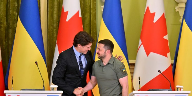 El presidente de Ucrania, Volodymyr Zelensky (derecha), y el primer ministro de Canadá, Justin Trudeau, se dan la mano después de firmar acuerdos bilaterales durante una conferencia de prensa posterior a sus conversaciones en Kiev el 10 de junio de 2023. (Foto de Sergei SUPINSKY / AFP)