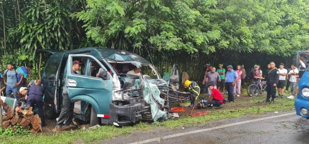 Colisión entre un interlocal y un bus deja 15 personas lesionadas en Carazo