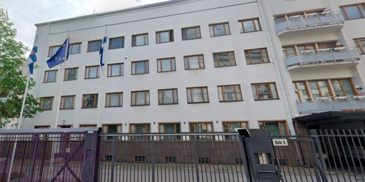 Finlandia expulsará a 9 miembros de la embajada rusa por espionaje