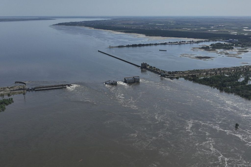 Tres muertos en Ucrania en ataque a barco de rescate de evacuados por inundaciones