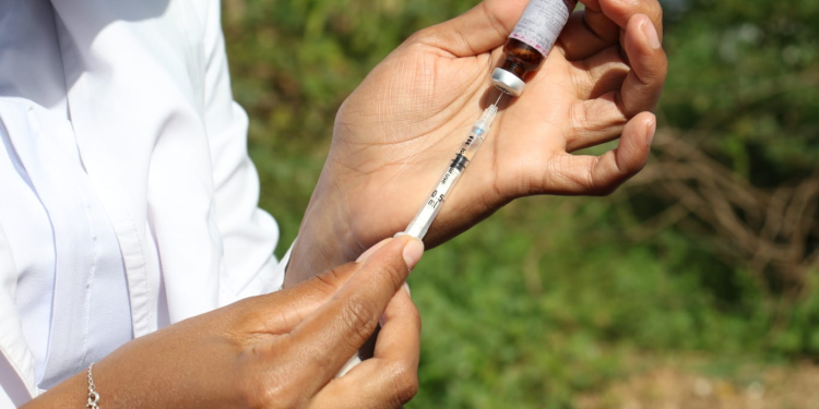 Aplican vacuna contra la influenza a niños en centros de salud. Centros médicos reportan un aumento de casos. Foto: Cortesía/Artículo 66